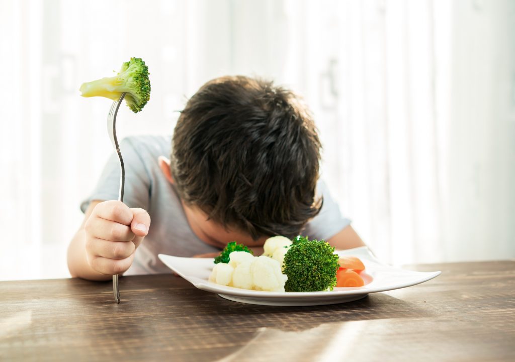 Criança recusando vegetais